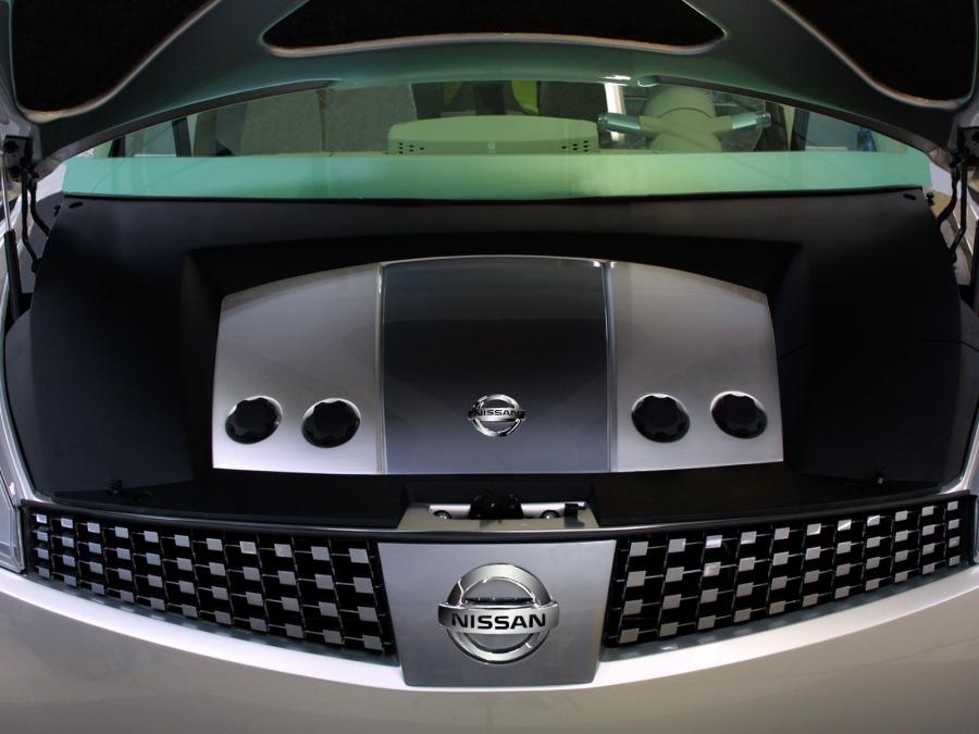 Моторный отсек Nissan Quest Concept 2002 года  (фото 2 из 7)